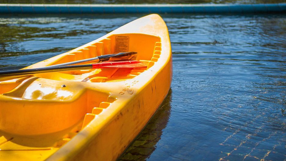 Pływali kajakami i sprzątali rzekę
