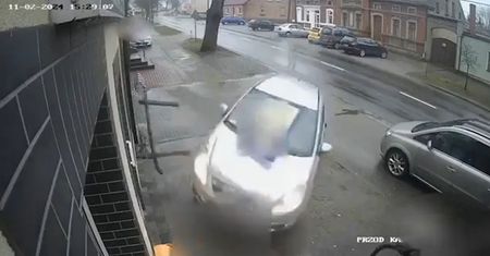 O krok od tragedii. Kierowca opla zatrzymał się w drzwiach