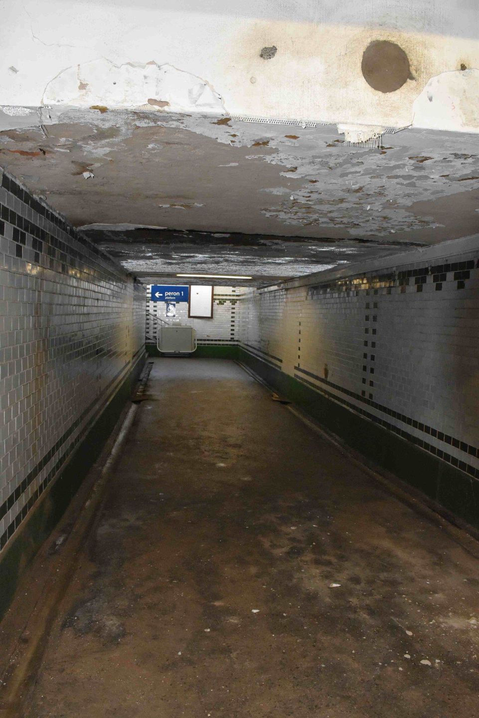 Groźna sytuacja na inowrocławskim dworcu. Z sufitu w przejściu podziemnych odpadł płat tynku