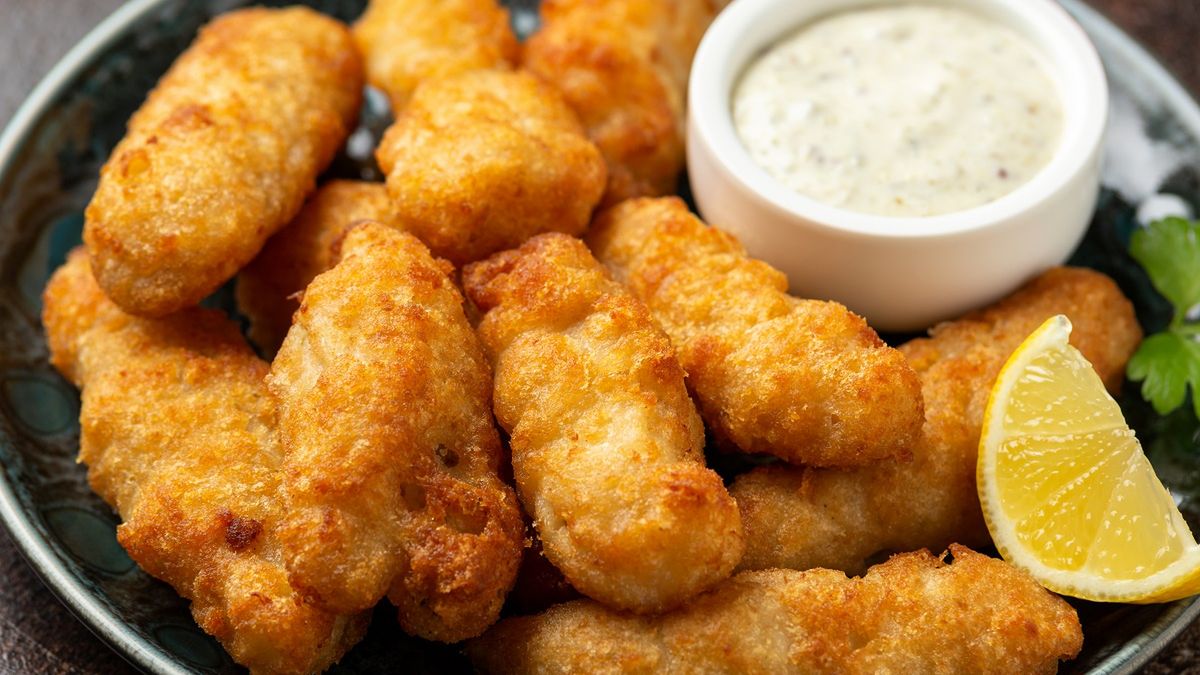 Zamiast smażyć w panierce, zanurz kawałki ryby w cieście. Wyjdzie chrupiąca i pyszna