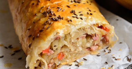 Zamiast jabłek do środka wkładam wytrawny farsz. Wychodzi pyszny strudel