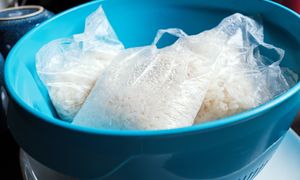 Gdzie wyrzucać woreczki po ryżu? Kosz na plastiki się nie nada