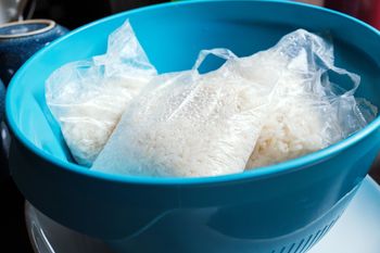 Gdzie wyrzucać woreczki po ryżu? Kosz na plastiki się nie nada