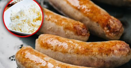 Biała kiełbasa w sosie chrzanowym. W takiej wersji smakuje wyśmienicie