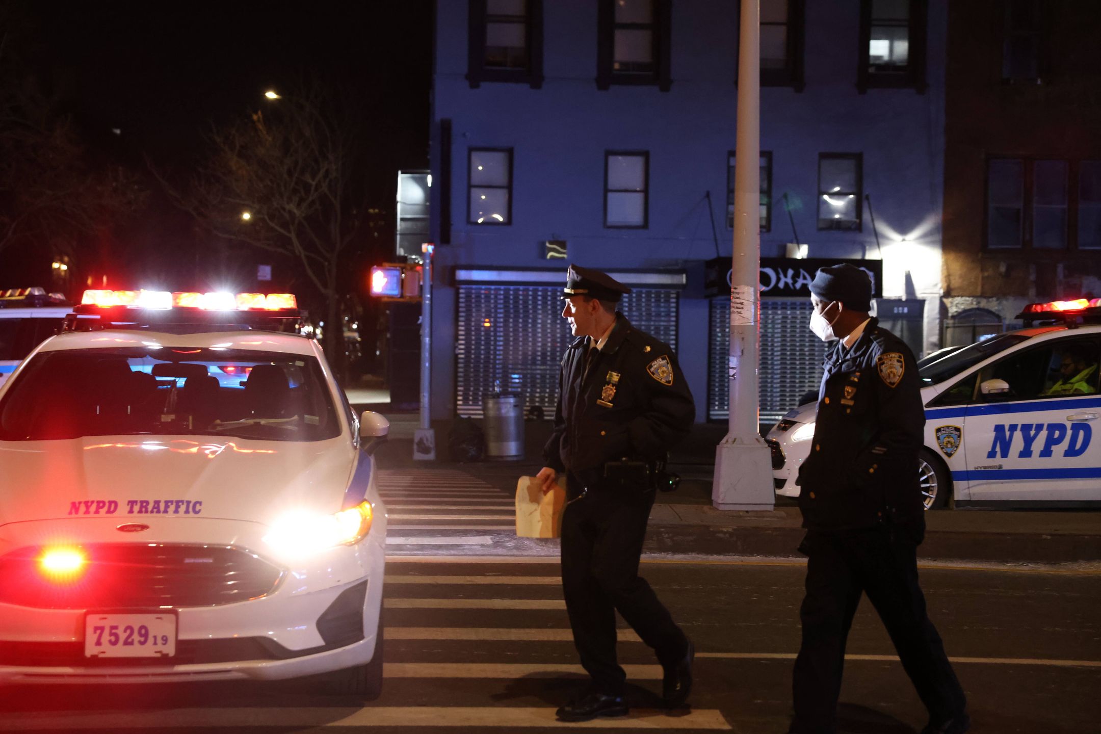 Two NYPD Police Officers Killed in New York
epa09701124 New York City police officers walk near the scene where two officers where shot and killed reportedly while responding to a domestic violence call in the Harlem neighborhood of New York, New York, USA, 21, January, 2022.  EPA/CAITLIN OCHS 
Dostawca: PAP/EPA.
CAITLIN OCHS