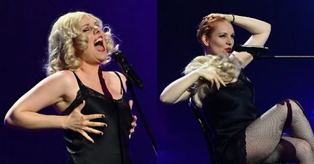 Odmieniona Ewelina Flinta prezentuje uwodzicielskie pozy na scenie