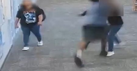 Chwile grozy w szkole. Atak na nauczycielkę nagrała kamera