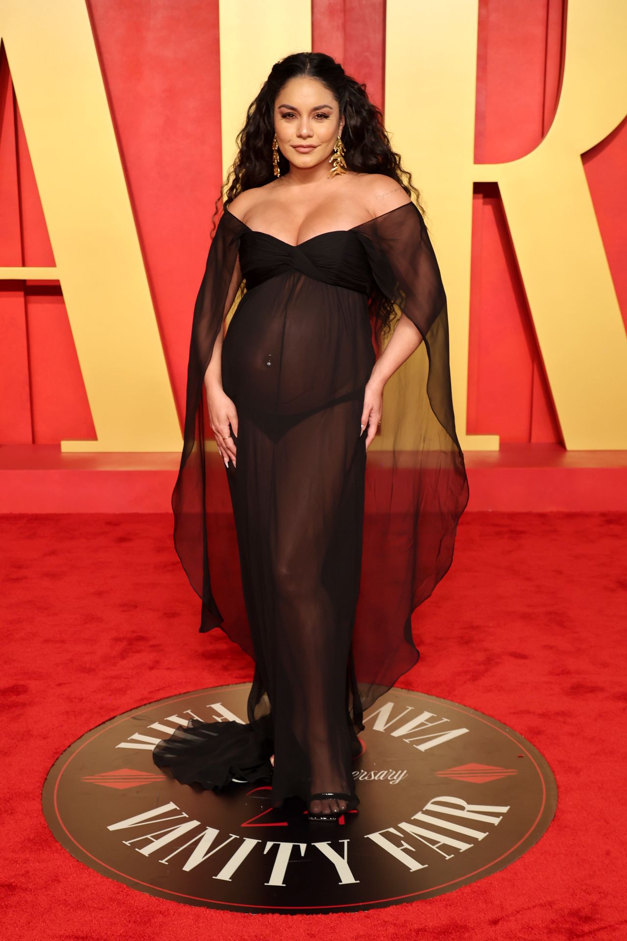 Vanessa Hudgens po ceremonii rozdania Oscarów pojawiła się na imprezie Vanity Fair w prześwitującej sukni