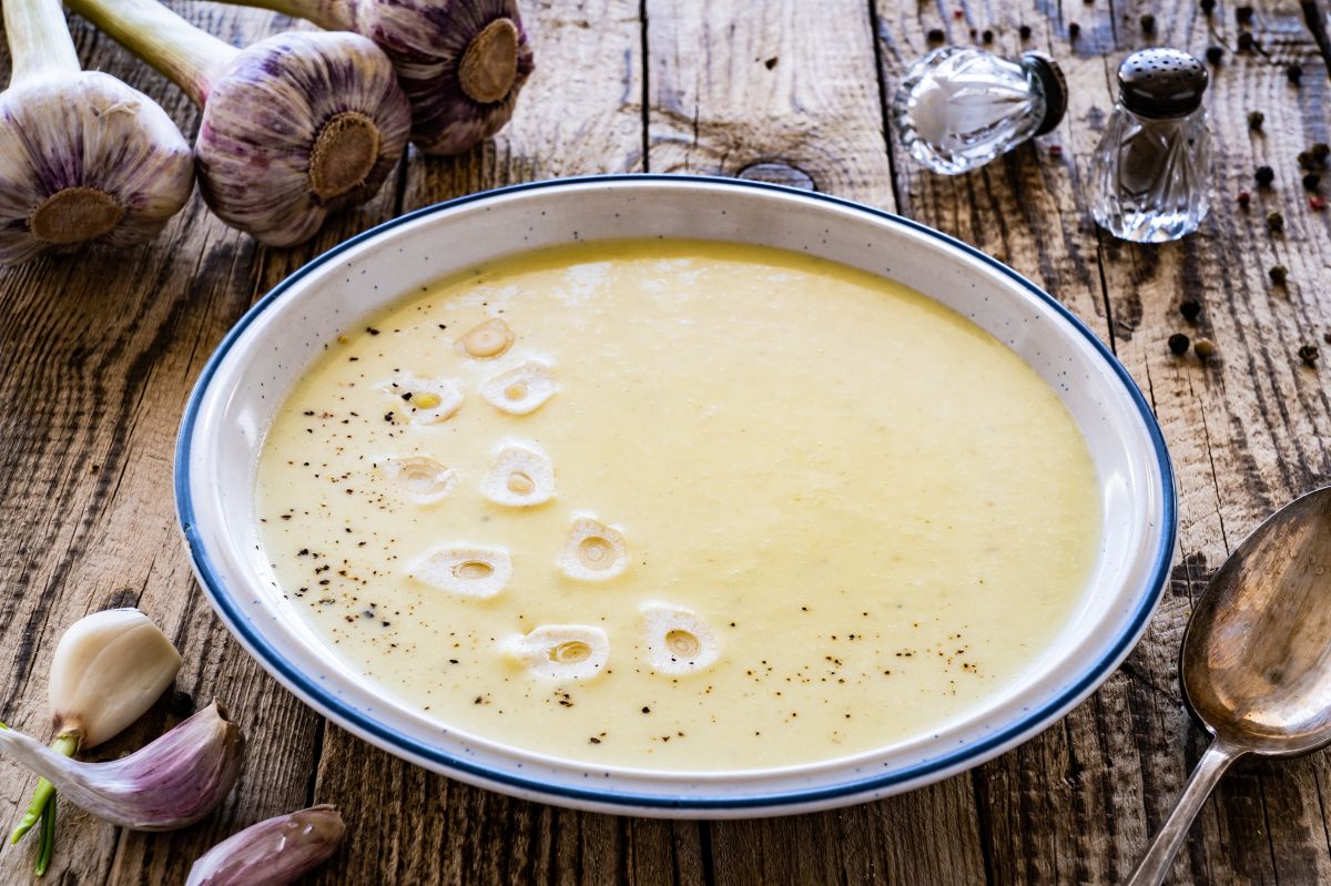 Przygotuj zupę z 40 ząbków czosnku, a przeziębienie będzie omijać się szerokim łukiem. Do tego świetnie smakuje