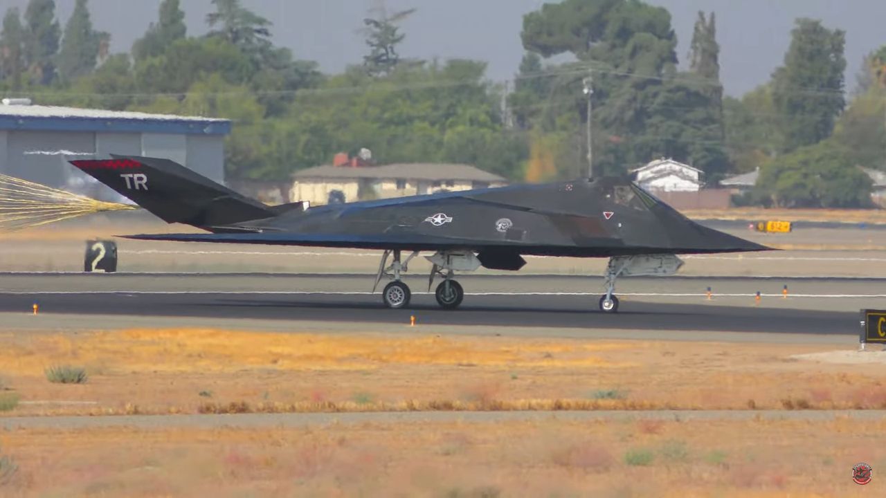 F-117 w powietrzu. To niezwykle rzadkie nagrania [WIDEO] - F-117 w bazie Fresno