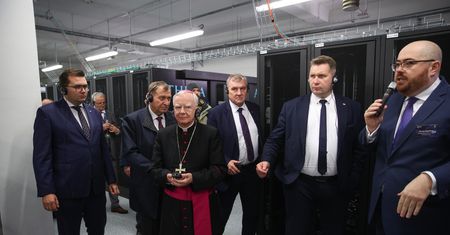 Arcybiskup poświęcił najszybszy komputer w Polsce. Uroczystość w Krakowie