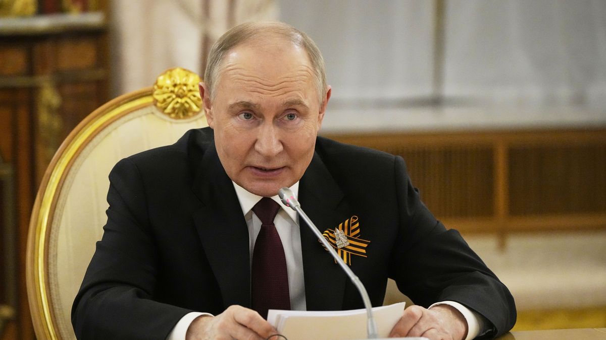 Russian President Vladimir Putin attends his meeting with Serbia's President Aleksandar Vucic (not pictured) in Kremlin, Moscow, Russia, 09 May 2025. Russia marks the 80th anniversary of the victory in World War II over Nazi Germany and its allies. EPA/ALEXANDER ZEMLIANICHENKO/AP POOL Dostawca: PAP/EPA.