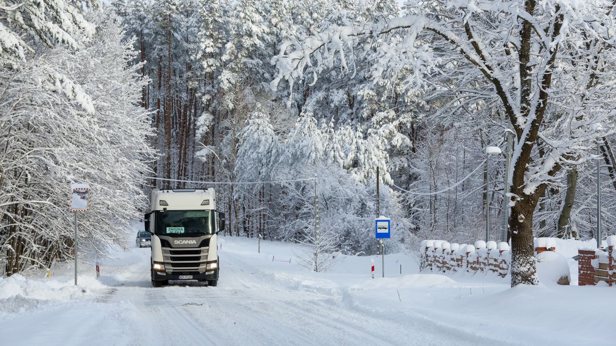 Okolice Olsztyna, 31.12.2025. Droga nr. 598 w okolicy miejscowości Zazdrość pod Olsztynem, 31 bm. W województwie warmińsko-mazurskim wciąż utrzymują się intensywne opady śniegu. Warunki na drogach są ekstrealnie trudne. (ad) PAP/Tomasz Waszczuk