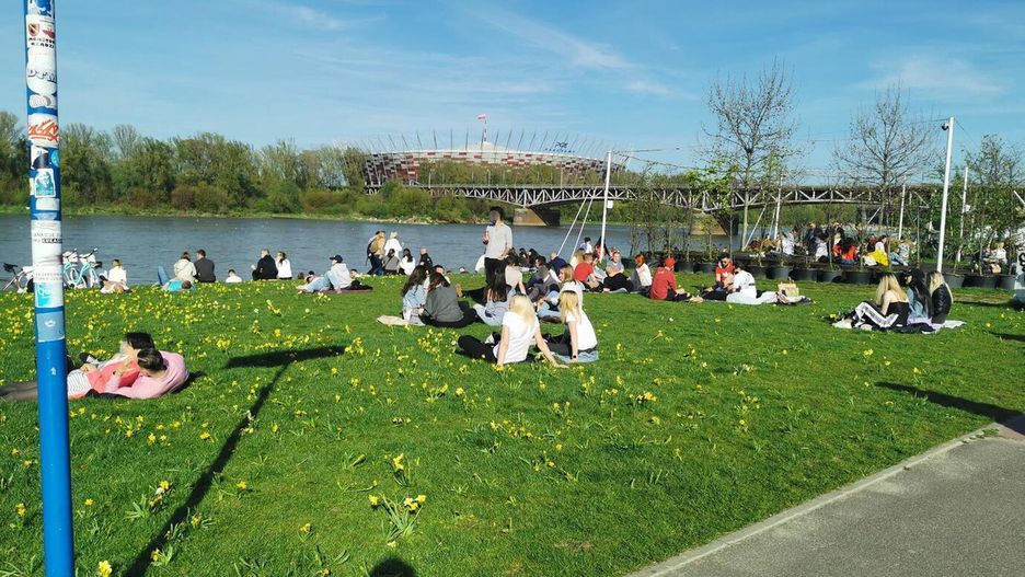 Warszawa. Polacy korzystają z pogody. Tłumy na Bulwarach Wiślanych