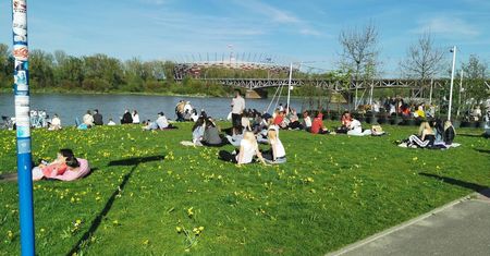 Warszawa. Polacy korzystają z pogody. Tłumy na Bulwarach Wiślanych