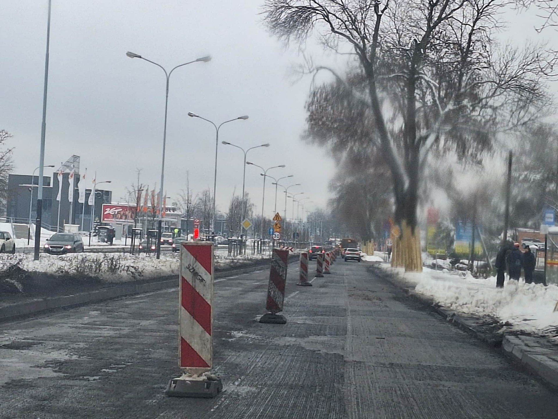 Prace na Brzezińskiej spowodowały spore utrudnienia w ruchu, którymi kierowcy byli w czwartek zaskoczeni