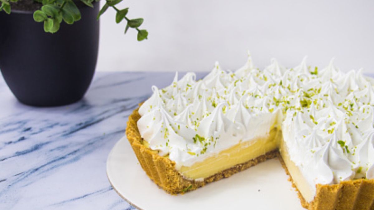 Przepis na tartę ze spodem z ciasteczek HIT. Idealne, jeśli nie mamy zbyt wiele czasu na przygotowanie pysznego deseru