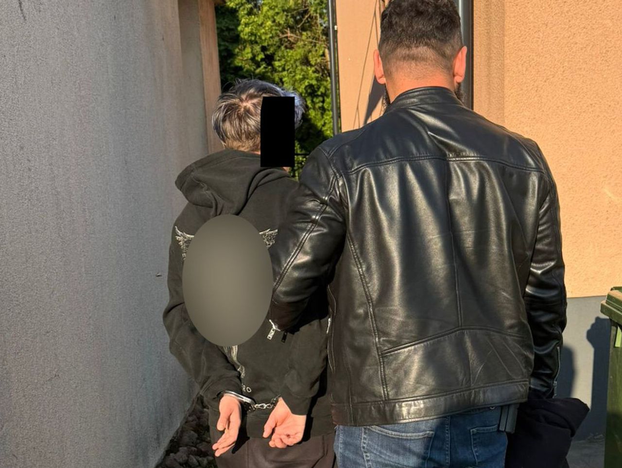 Grodzisk: Spryskali przechodnia gazem i zmusili do podania haseł bankowych. Sprawcami 18-latek i 22-latka