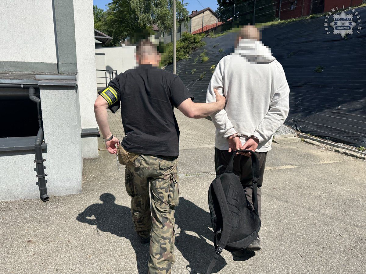 Groził sąsiadom śmiercią i podpalił ich drzwi. 41-latek z Jaworzna jest już w rękach policji