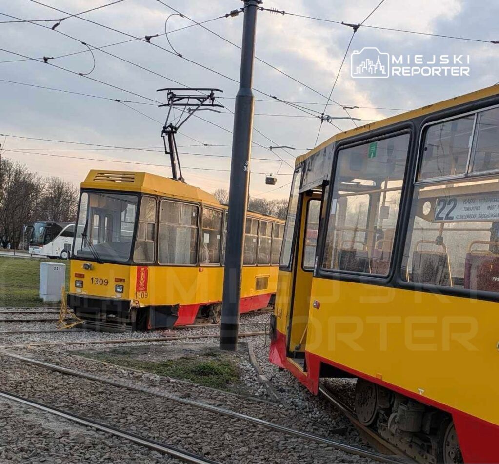 Wykolejenie tramwaju na Rondzie Radosława. Z torów wypadł tylny wagon. Duże utrudnienia w ruchu