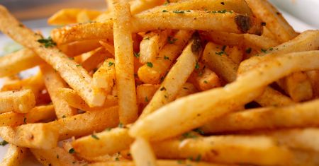 Te frytki smakują jak z McDonald's. Kluczowa jest jedna czynność przed smażeniem