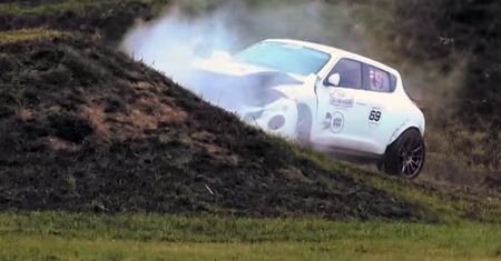 Nissan Juke-R rozbity po efektownym locie [wideo]