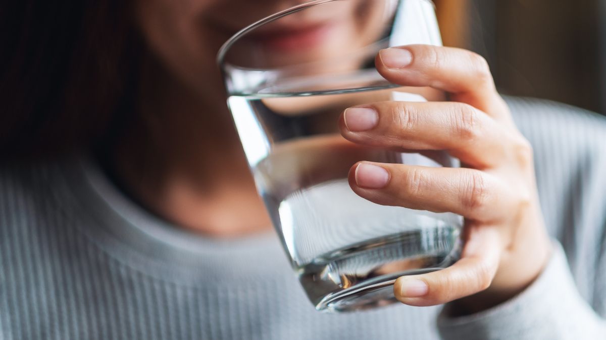 Którą wodę wybrać: mineralną, źródlaną czy kranową?