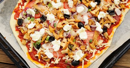 Na widok tej pizzy Włoch złapałby się za głowę. Nie ma w niej ani grama mąki, a smakuje jak marzenie