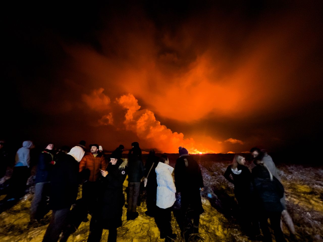 Ludzie zgromadzeni na miejscu erupcji