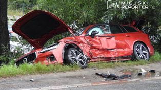 Poważne zderzenie na Białołęce. W jednym aucie urwało się koło, drugie wpadło do rowu