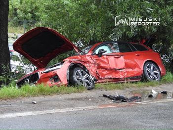 Poważne zderzenie na Białołęce. W jednym aucie urwało się koło, drugie wpadło do rowu