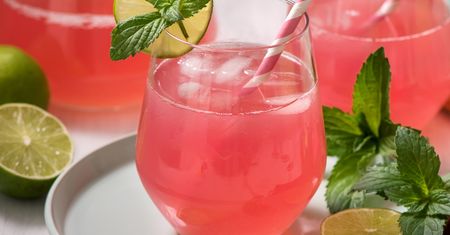 Jedni wrzucają do ciasta, ja robię lemoniadę. Rześki smak stawia na nogi w największe upały