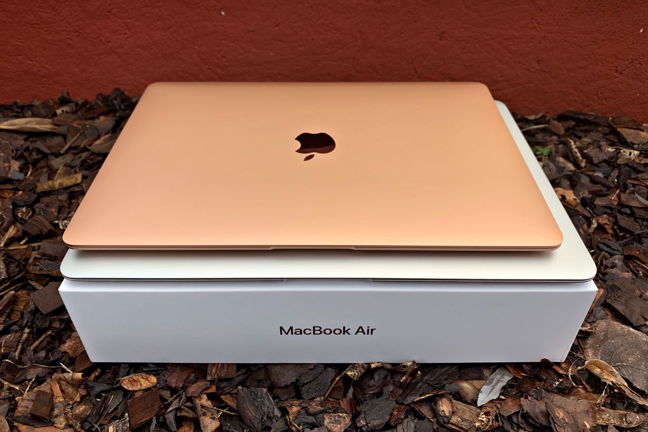 MacBook Air 2018 (złoty) vs. MacBook Air 2017 (srebrny)