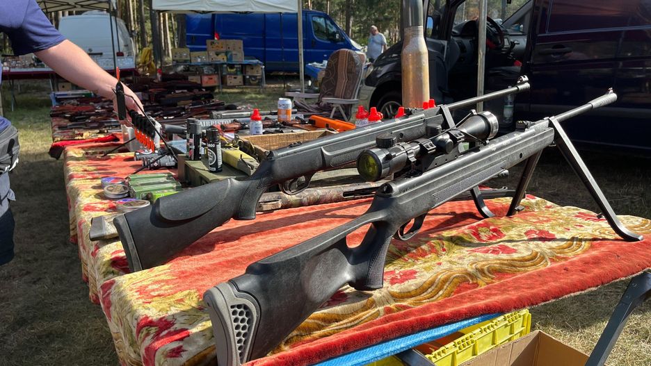 Dwóch mężczyzn - 60-latek i 37-latek - usłyszało zarzuty po tym, jak funkcjonariusze Służby Celno-Skarbowej znaleźli przy nich ponad 200 sztuk nabojów.