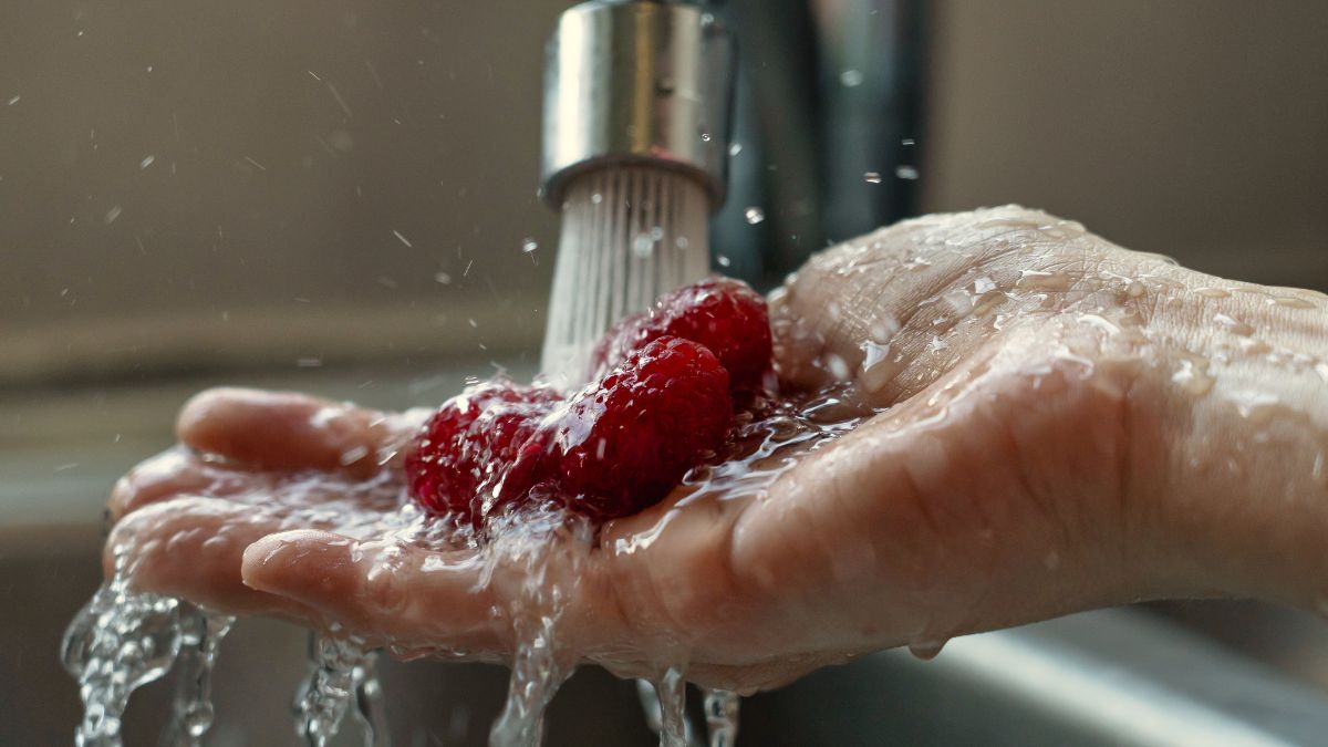 Mycie owoców samą wodą nie wystarczy.