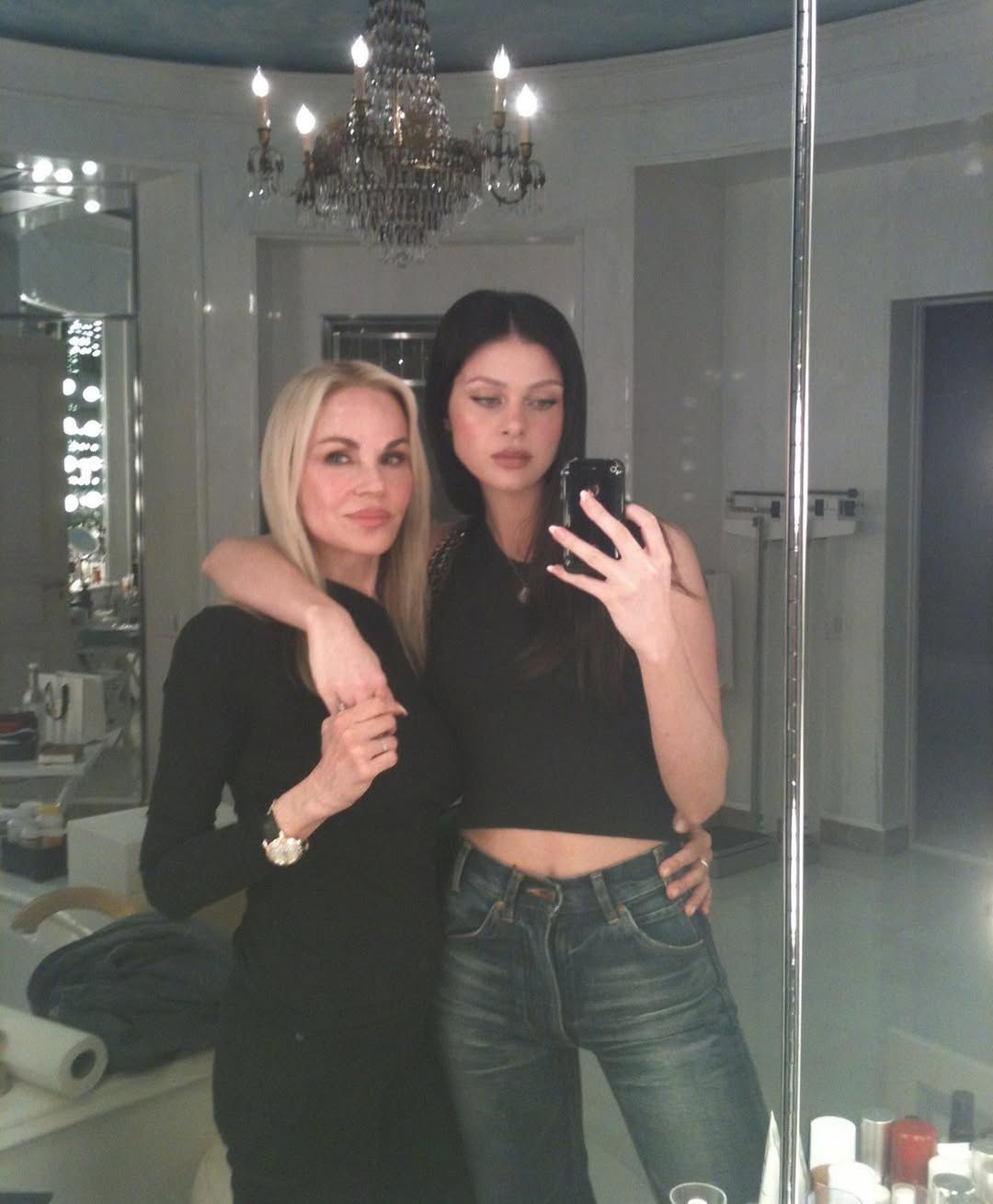 Nicola Peltz, Claudia Heffner Peltz