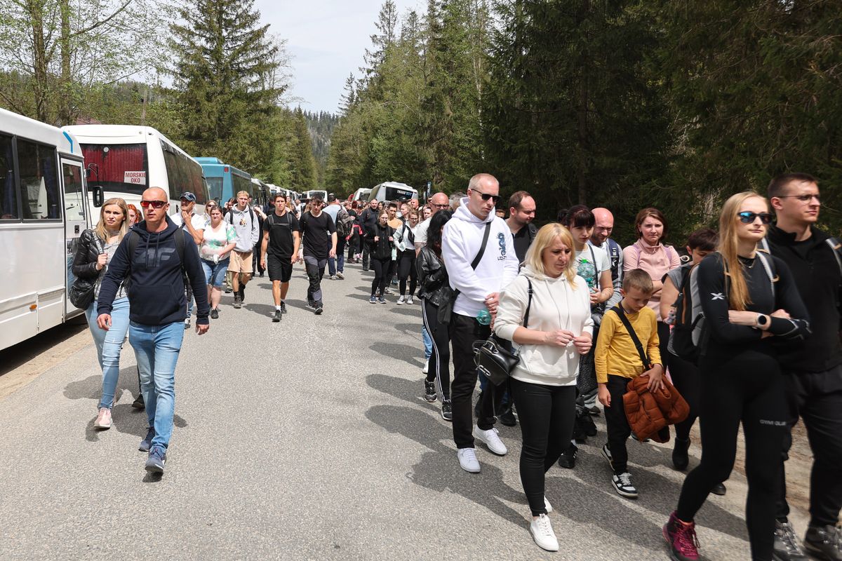 majówka, majówka w polsce, wypoczynek, turyści Polacy ruszyli na majówkę. Kolejki i korki nad morzem i w górach