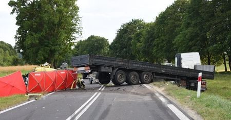 Zagrody: Młody mężczyzna wjechał pod ciężarówkę, zginął na miejscu wypadku