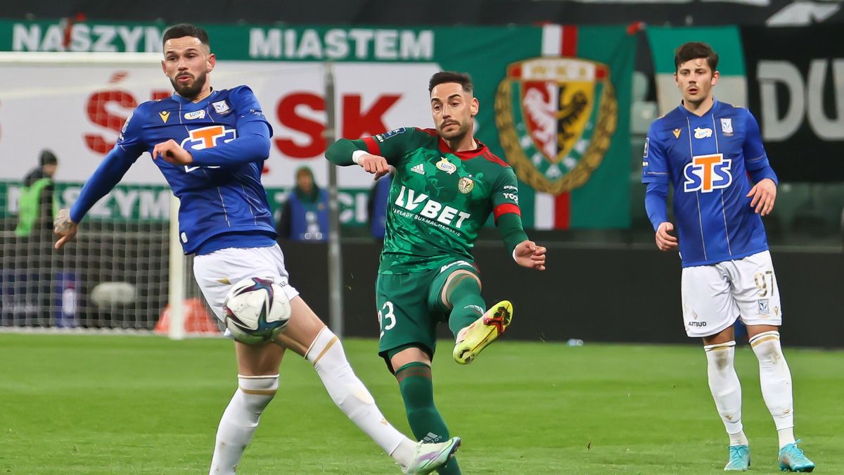 Lech Poznań i Śląsk Wrocław mają na koszulkach logotypy firm bukmacherskich. Mecz w ramach 27. kolejki PKO Ekstraklasy w sezonie 2021/2022. 
PAWEL RELIKOWSKI / POLSKA PRESS