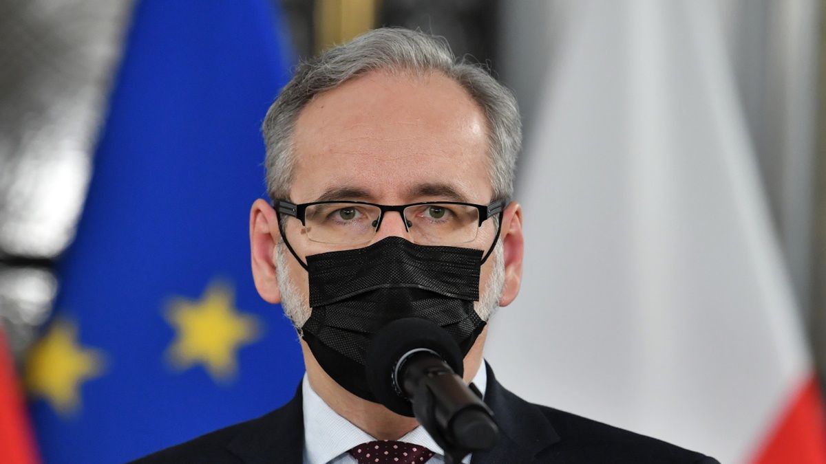 Adam Niedzielski padł ofiarą niebezpiecznego incydentu. Pod jego blok podeszła grupa agresorów, dążąca do konfrontacji (PAP)