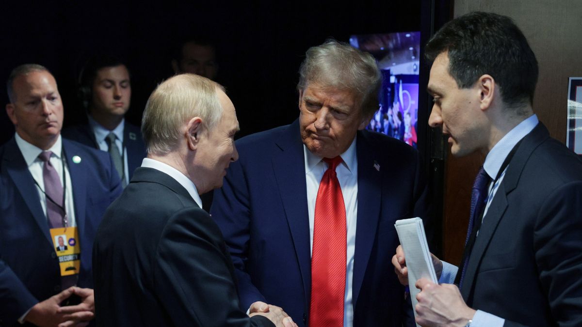 US President Donald Trump (2-R) and Russian President Vladimir Putin (2-L) shake hands before a joint news conference following their meeting at Joint Base Elmendorf-Richardson in Anchorage, Alaska, USA, 15 August 2025. EPA/GAVRIIL GRIGOROV/SPUTNIK/KREMLIN POOL / POOL MANDATORY CREDIT Dostawca: PAP/EPA.