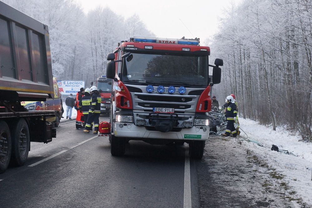 Auto w strzępach. Tragiczny wypadek pod Bełchatowem