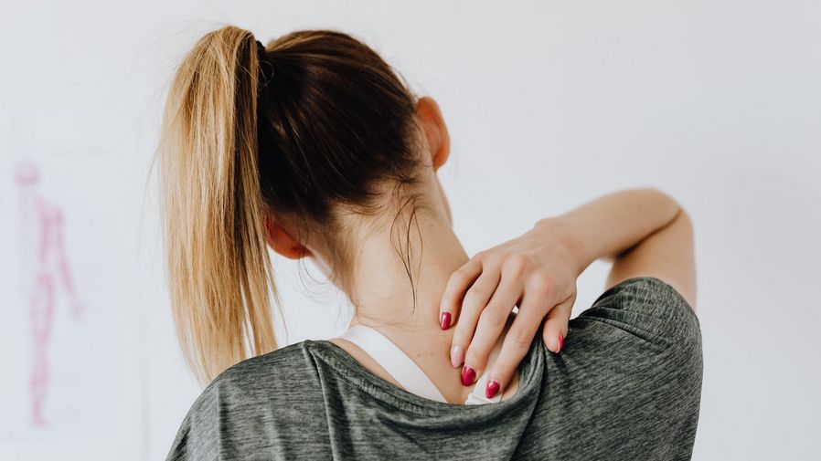 Kołnierz ortopedyczny, nazwany też ortezą szyjną, zakłada się na szyję w celu usztywnienia kręgosłupa. Stosuje się go zarówno bezpośrednio po wypadkach, jak i podczas rehabilitacji. 