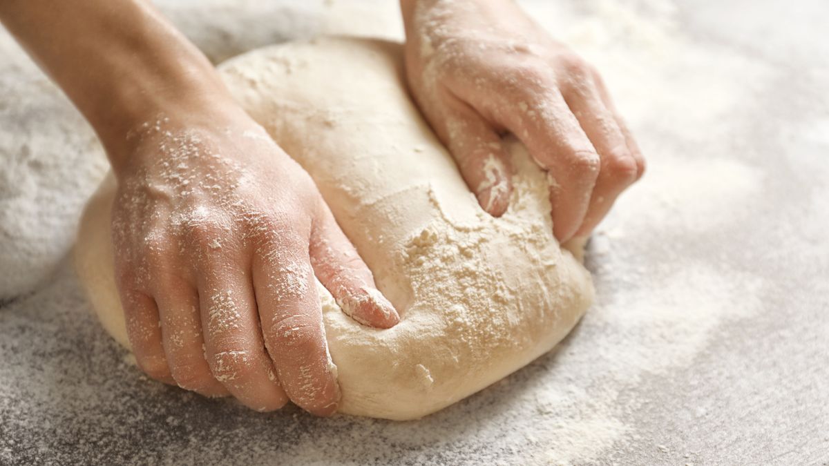 Z ciastem na pizzę należy obchodzić się delikatnie