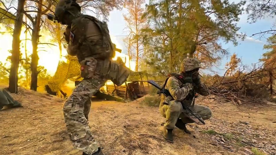 Wojna w Ukrainie rok 2024
In this photo taken from video released by Russian Defense Ministry press service on Thursday, Sept. 19, 2024, Russian servicemen fire Giatsint-B gun towards Ukrainian positions at an undisclosed location in Ukraine. (Russian Defense Ministry Press Service via AP)