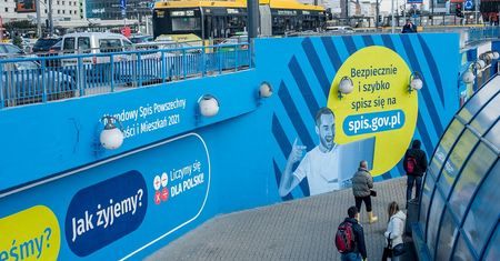 Warszawa. 6 dni, 10 artystów i 50 litrów farby. Na "patelni" powstał mural o spisie powszechnym