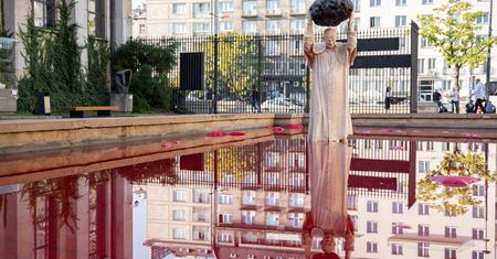 Przedziwna rzeźba Jana Pawła II w Warszawie. Pod nią mnóstwo czerwonej cieczy