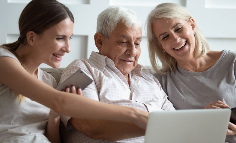 Polski senior w Internecie. Jak pomóc pokonać bariery i wesprzeć osoby starsze w cyfrowym świecie?