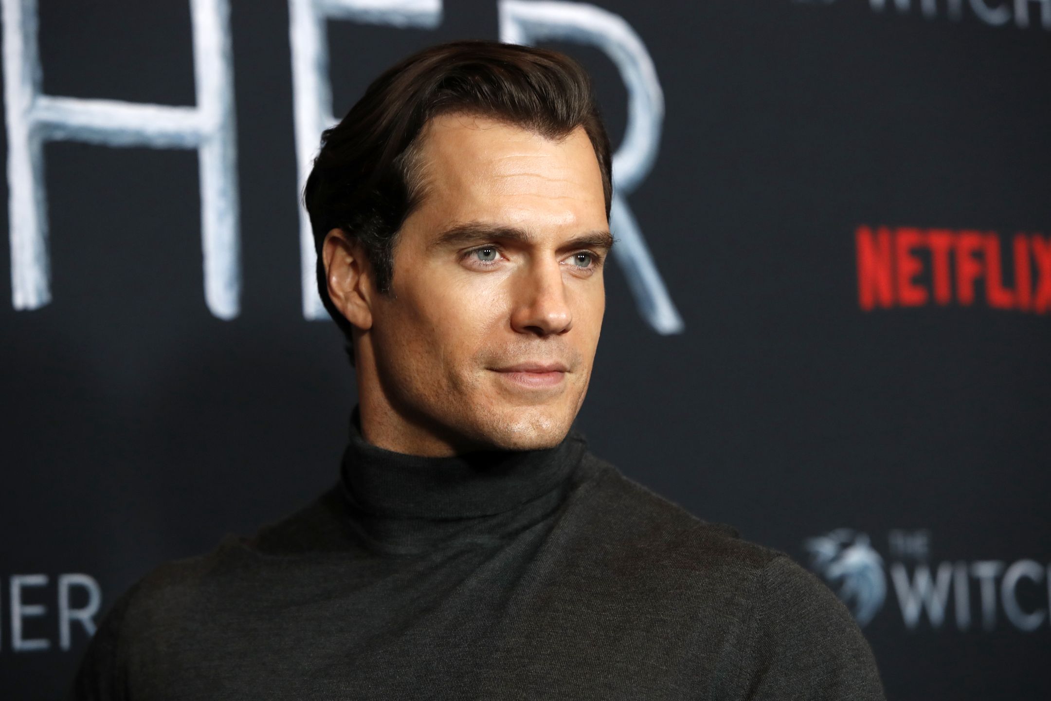 Henry Cavill jest jedną z wielu gwiazd, pod którą w sieci podszywają się oszuści