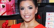 Cała w czerwieni Eva Longoria reklamuje czekoladki na walentynki. Trudniej się oprzeć jej czy słodkim łakociom? :)